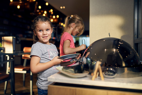 Kinderen bij het buffet